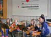 
Schnuppertag in der Musikschule: Die jungen Gitarristen spielen einen Blues und ihr Lehrer Thomas Gollinger klopft den Takt dazu. 
