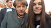 
Merkel ging auf Tuchfühlung und ließ sich mit den Zaungästen fotografieren.
