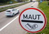 Ein Verkehrsschild weist die Autofahrer an der Autobahn in Rostock auf die Maut hin. Der Bundestag entscheidet heute über das Gesetz des Bundesverkehrsministers Alexander Dobrindt (CSU).