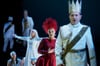  Oxana Arkaeva (in Rot) spielt die Medea als perfide taktierende Frau, die von Eifersucht getrieben wird. Ihr Mann Jason will mit der Tochter von König Créon (Tomasz Kaluzny, rechts neben ihr) anbandeln.
