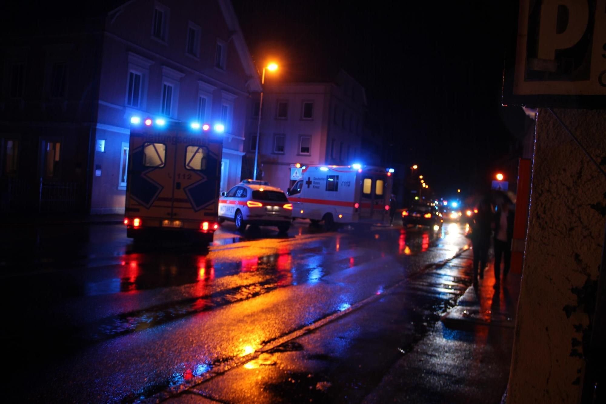 Zwei Fußgänger von Auto erfasst