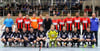 
Die TSG Balingen (stehend) gewann am Sonntagabend das Hallenfußballturnier des SC 04 Tuttlingen durch einen 2:1-Endspielsieg gegen den Gastgeber (knieend).
