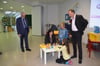 So sieht Technikbegeisterung aus: (von links) Thomas Handtmann, Christine Blaas und Karl-Josef Strohm freuen sich mit Attenweiler Grundschülern über die neuen Experimentierkästen.