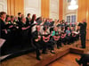 Frühlingskonzert des Liederkranzes: Begeisternder Abschluss mit dem Chor, Lib Briscoes Jugendchor und Regine Hoch-Shekovs „Saitenspinnern“ an den Ukulelen.