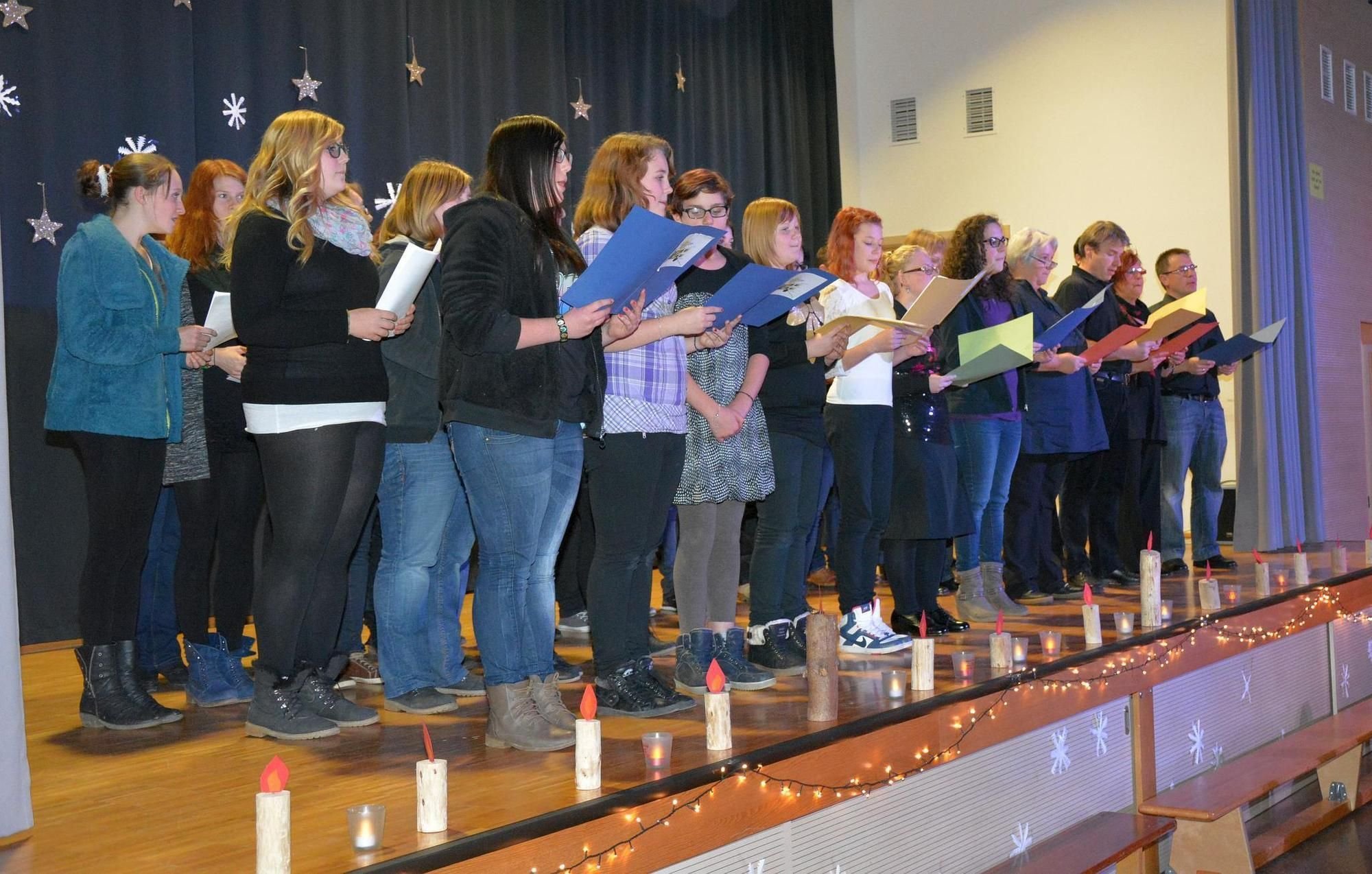 Schüler Bringen Eindrucksvolle Adventsfeier Auf Die Bühne