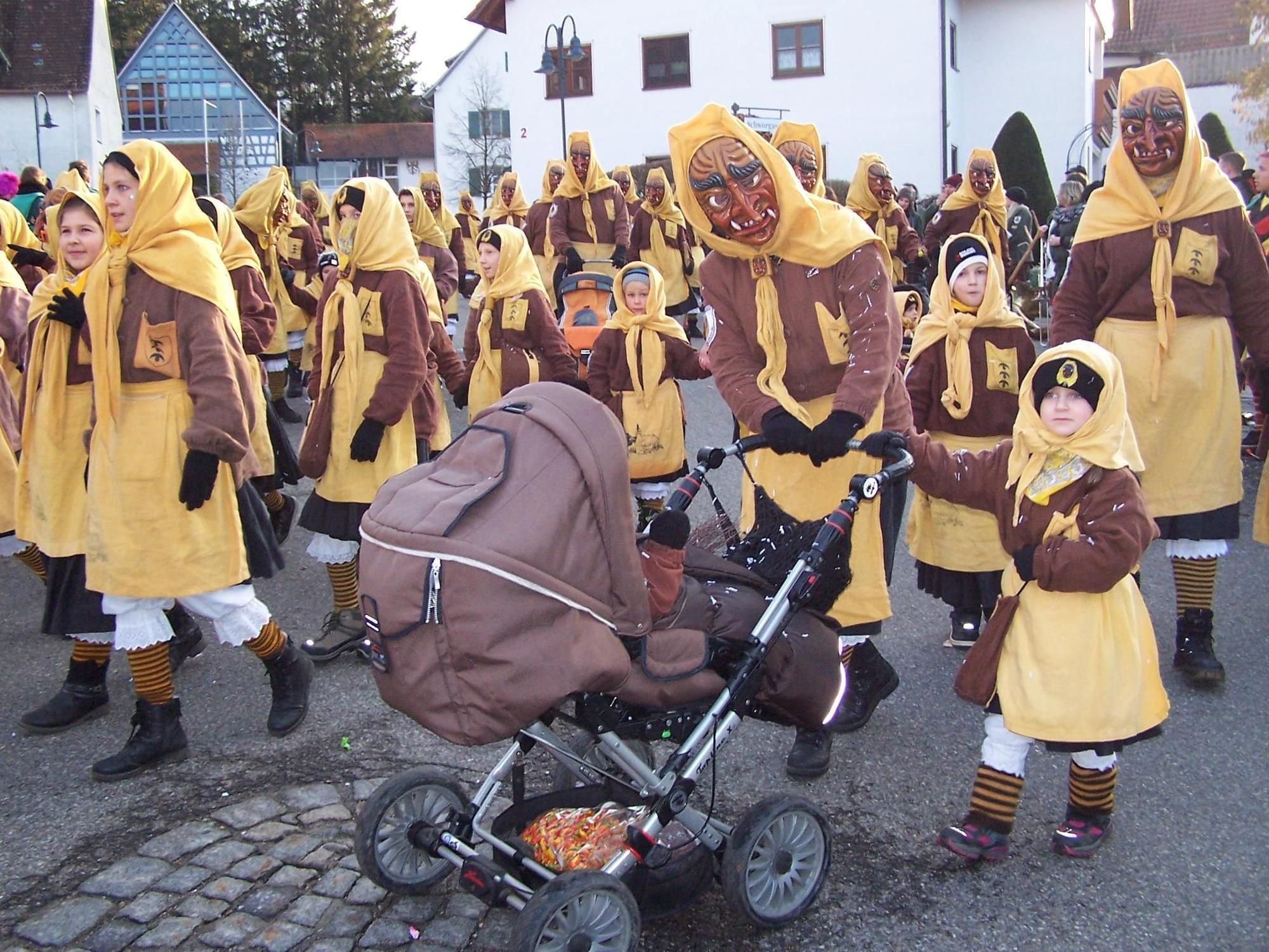 Mehr Als 2000 Narren Ziehen Durch Oberstadion 9519