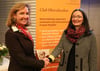
Susanne Meub (r.) erhielt von Zonta-Präsidentin Evelyn Gräfin Pachta den Wissenschafts-Award 2015. Er ist mit 1500 Euro dotiert.
