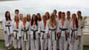 Im Erfolg vereint: die WM-Medaillenträger des Karate Teams Bodensee beim Gruppenbild in Spanien.