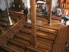 
Nach der Renovierung werden in St. Valentinus die letzten Bänke von den Helfern wieder an ihren Platz gestellt.
