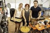 Sarah Fitz-Koch, Theresa Katranitz und Moritz Neumann haben die Küchengewalt im Cateringzelt übernommen. Kulturbüro-Chef Winfried Neumann schneidet allenfalls Zwiebeln