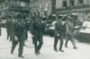 Der französische Militärgouverneur General Widmer (r.) schreitet mit weiteren Militärvertretern eine Panzerparade auf dem Biberacher Marktplatz im Frühjahr 1945 ab.