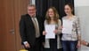 
Die HMG-Schülerin Sarah Hilsenbeck (Mitte) und Anna-Lea Rick (Hohenzollern-Gymnasium) gewannen bei „Jugend Debattiert“. Eugen Hoh (links), Schulleiter in Leutkirch und einer der Juroren, gratulierte den beiden Siegern, die sich damit für das Lande