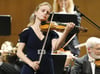 Julia Fischer musizierte mit dem Symphonieorchester des Nationaltheaters Prag in Weingarten.