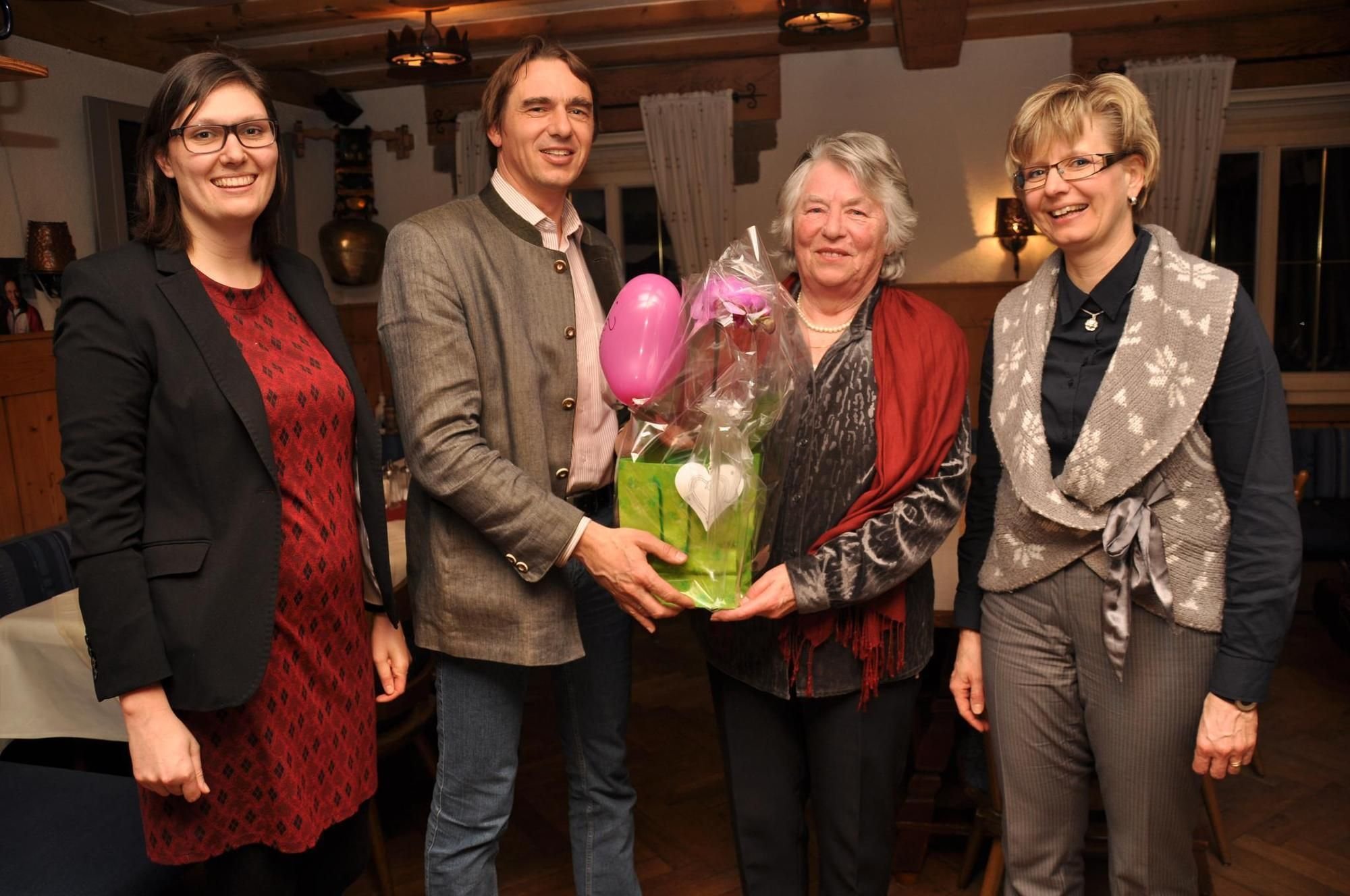Hausärztliche Praxis - Ortrud Barnautzki + Ludmilla Klingmann Ortrud Tischer für 30 Jahre Mitarbeit in der „Unteren Mühle“ geehrt