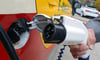 Elektroautos dienen der Industrie als Feigenblatt für Benzinfresser, behaupten Wissenschaftler.