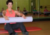 
Hat alle im Blick: Pilates-Trainerin Sabine Homburger, die mit ihrer Fortgeschrittenen-Gruppe mit der Pilates-Rolle arbeitet.

