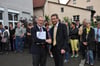 
Bürgermeisterstellvertreter Anton Keller (links) gratuliert dem neuen Bürgermeister Andreas Häse.
