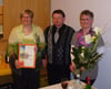 Für 30 Jahre Sangestreue wurde Karin Eisele von Pfarrer Thomas Augustin geehrt. Rechts im Bild die Laubacher Kirchenchorvorsitzende Ulrika Bürk.