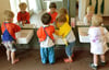 Nach dem Malen mit Wasserfarben waschen sich Kita-Kinder in Leipzig ihre Hände.