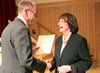 Landrat Lothar Wölfle überreicht Monika Taubitz am Donnerstagabend die Urkunde zur Verleihung des Bundesverdienstkreuzes am Bande.