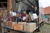 
Die Kartons werden von fleißigen Helfern um Anton Halder (rechts) auf einen Lastwagen verladen.
