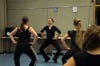 Mit Argusaugen: Tanzlehrerin Olena Khutorna achtet beim Training im katholischen Gemeindehaus auf jedes Detail.