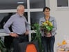 Bürgermeisterin Doris Schröter (rechts) verabschiedet Karl Wicker aus dem Amt des Ortsvorstehers in Großtissen. Für ihn gibt es einen Geschenkkorb für seine Frau einen Blumenstrauß.
