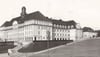 
Der 1912 bis 1914 errichtete Neubau für Gymnasium und Oberrealschule (heute Spohn- und Albert-Einstein-Gymnasium) kurz nach seiner Fertigstellung. 

Foto: 

SZ-Archiv
