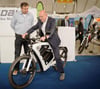 „FEDDZ“-Geschäftsführer Edmund Patriarcheas (l.) erklärt Verkehrsminister Winfried Hermann das Elektro-Kleinkraftrad.
