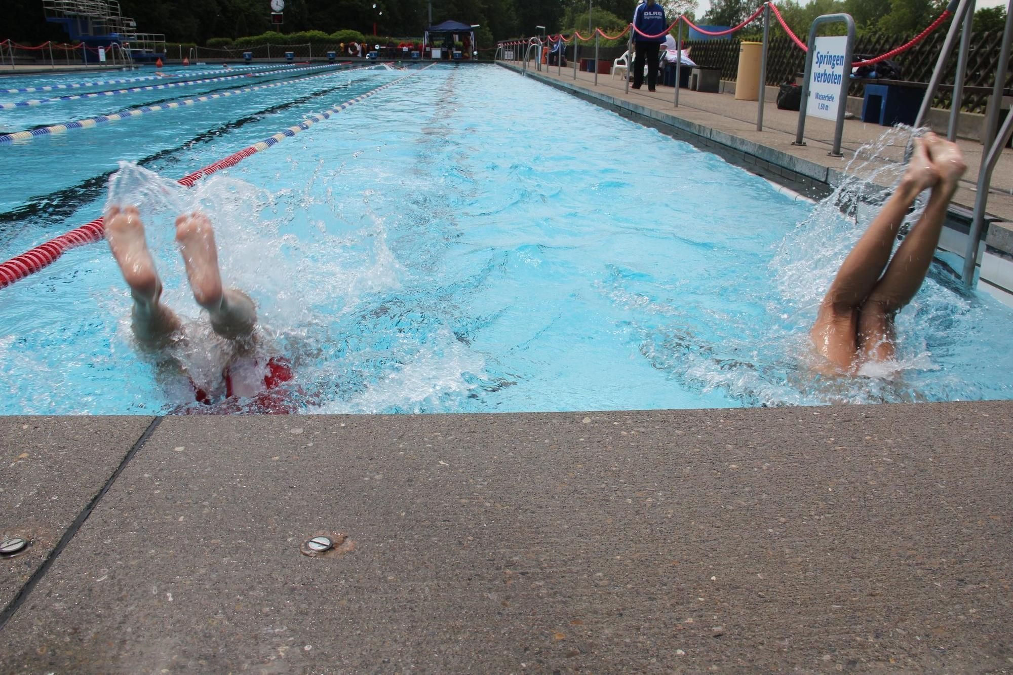 Teams schwimmen 2753 Bahnen für den guten Zweck