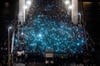 
Protestmarsch mit leuchtenden Smartphones in Budapest: Die Ungarn demonstrieren gegen eine neue Internetsteuer.
