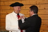 Bürgermeister Jochen Spieß steckt Werner Boos die goldene Ehrennadel der Gemeinde Krauchenwies ans Revers.