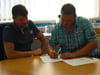 Günther Beyrer (links) und Frank Metzger                                 unterzeichnen den Plattenvertrag.