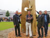 Der Präsident der "Kulturfreunde Eriskirch", Hans Sailer (von links), Kettensägenkünstler Edwin Karl, Bürgermeister Markus Spieth und Vizepräsident Karl-Heinz Vogt sind stolz auf die neue Skulptur auf dem Platz an der "Neuen Mitte".