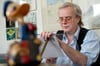 Der Disney-Zeichner Jan Gulbransson arbeitet in seiner Wohnung in München (Bayern) an seiner neuen Donald Duck Geschichte «Die Ducks in Deutschland».