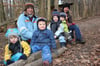 Eine nette Truppe: Erzieherin Anja Geene (vorn) und Mutter Caroline Renner mit den Waldkindern Antonia, Simon, Alex, Niklas und Gabriel. <cutline_credit>Foto: Ingeborg Wagner</cutline_credit>