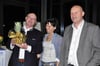 
Bürgermeister Wolfgang Wörner (links) überreichte den ersten Dürmentinger Gesundheits-Award an Martha und Roland Herrmann.

