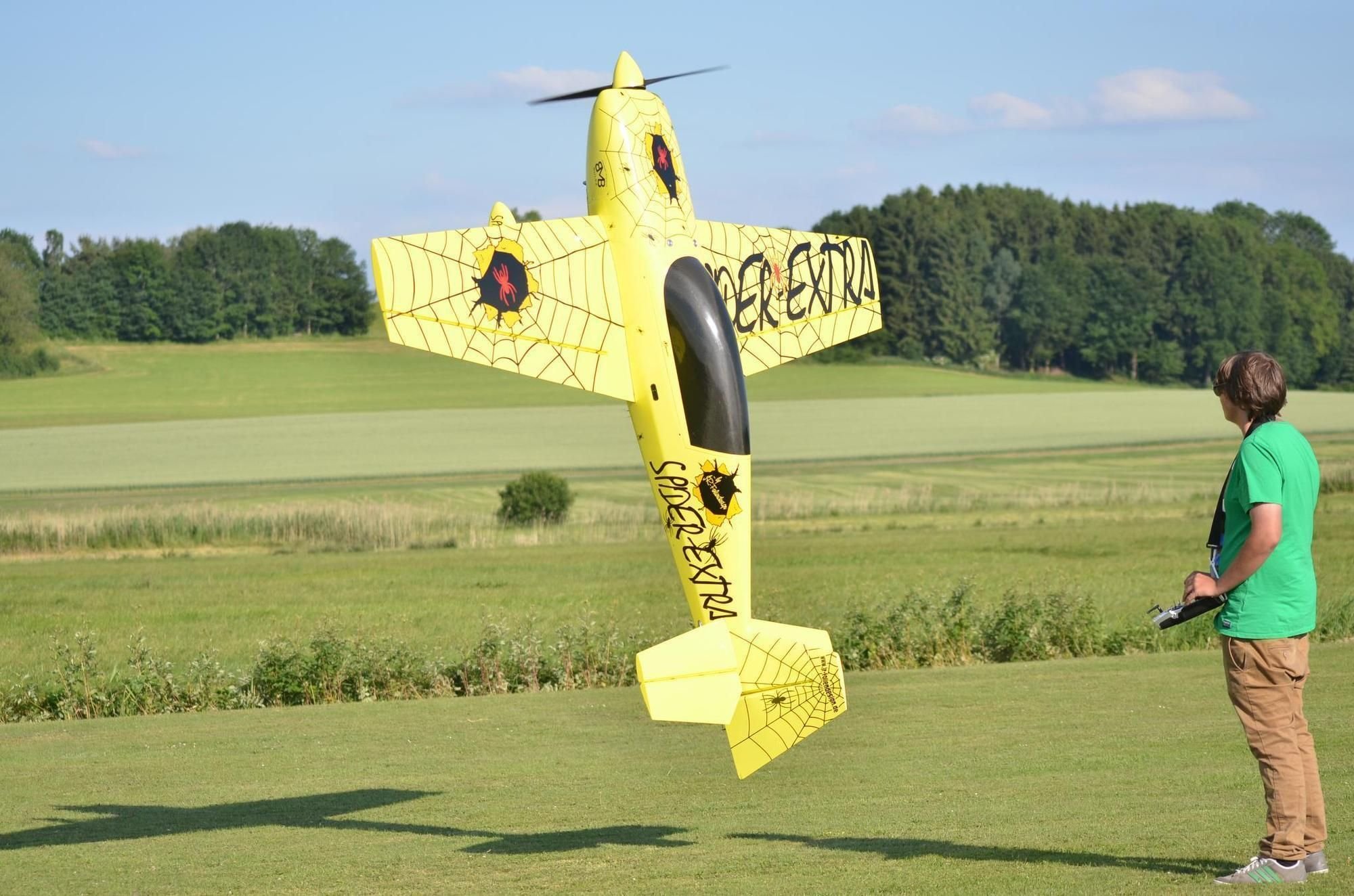 Modellflieger zeigen Akrobatik in der Luft