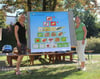 Petra Laux-Schumpp (links) und Tina Beyer zeigen anhand der Ernährungspyramide auf, welche Lebensmittel anteilig pro Tag gegessen werden sollten.