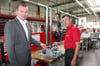 Firmeninhaber Joachim Kraus (links) mit einem der 25 Beschäftigten, Karl-Heinz Müller, bei der Montage eines Reibanlegers.