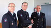 
Der Abteilungskommandant Albrecht Sauter (links) und der Gesamtkommandant Wilfried Stroppel (rechts) gratulieren Thomas Klotzbach zu seiner Auszeichnung.
