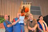 Typisch schwäbisch? Der Ehrenvorsitzende des Gesangvereins "Inkontinenzia" erhält zum 80. Geburtstag ein Ständchen samt Ansprache.