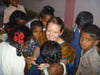 Vanessa Fimpel mit indischen Kindern der Missionsstelle der Salesianerpater.