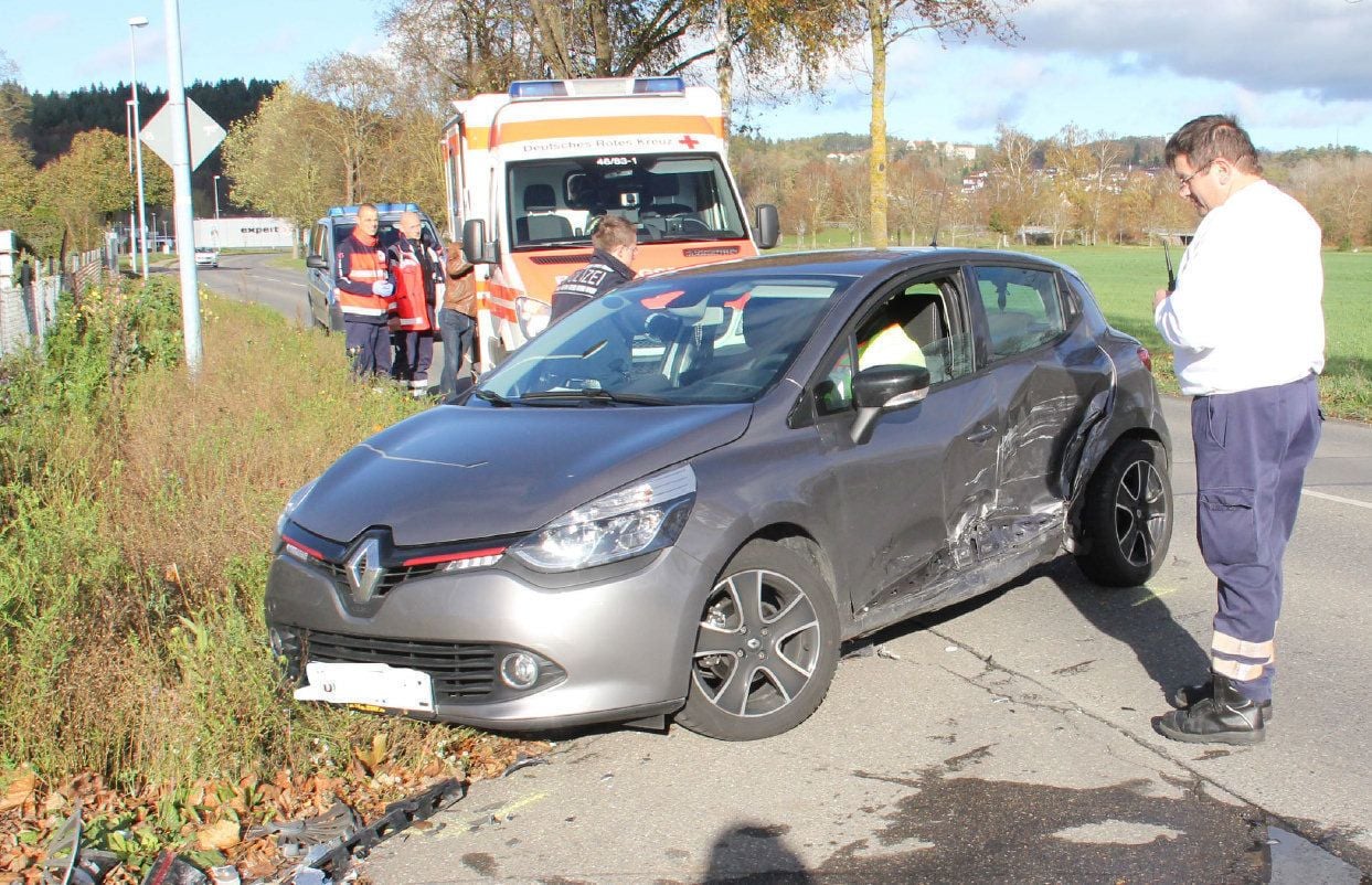 Beim Überholen Prallen Zwei Autos Zusammen