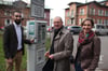 Ordnungsamtsleiterin Tanja Bohnert (von rechts) und Oberbürgermeister Gerhard Ecker lassen sich von Elyess Jelassi von Mobile City erklären, wie man ab sofort an verschiedenen Automaten in Lindau seine Parkgebühren per Handy bezahlen kann.