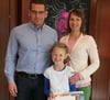 
Sina Messmer und ihre Eltern Dirk und Marion Messmer freuen sich über den Landessieg im Malwettbewerb.
