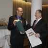 Der Geschäftsführer der Kreishandwerkerschaft Sigmaringen, Karl Griener, gratuliert Pius Luib sen. zum Goldenen Meisterbrief.