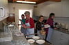 
Die ehrenamtliche Helferinnen freuen sich über die vielen positiven Rückmeldungen der Gäste des offenen Mitagstisches in Aulendorf. Foto: Simone Harr


