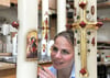 Isabella Mayr dekoriert die Osterkerze für den Papst mit einer Nachbildung des Opferbildes „Maria Knotenlöserin“.