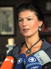 Sahra Wagenknecht, stellvertretende Fraktionsvorsitzende, gibt am 08.10.2013 wa§hrend einer Pause bei der Klausurtagung der Linksfraktion in Bersteland (Brandenburg) ein Pressestatement ab. Die Linke diskutiert das Programm faºr die ersten 100 Tage nac